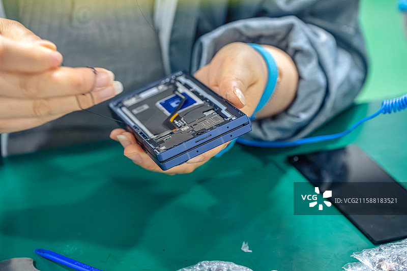手机维修进出口业务 撬开手机前盖 上海临港自贸区推进消费电子产品保税维修 翻新机零部件图片素材