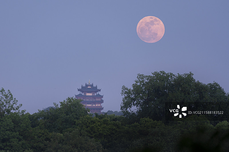 夜晚城隍阁上升起满月图片素材