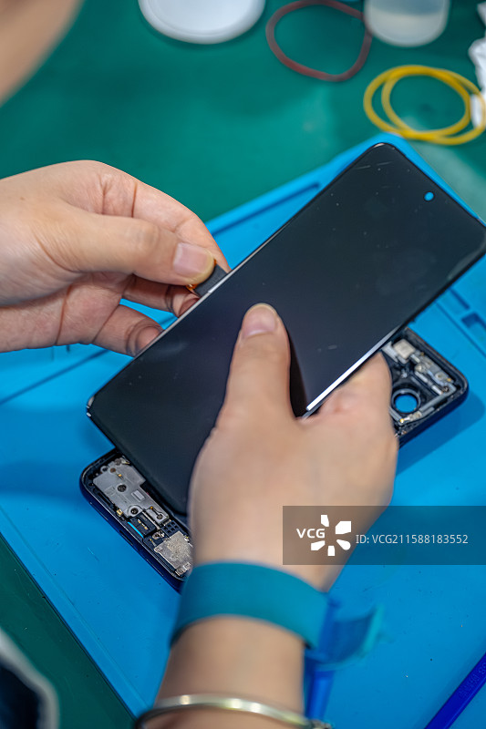 手机维修进出口业务 拆开手机前盖 上海临港自贸区推进消费电子产品保税维修 翻新机零部件图片素材