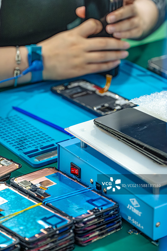 手机维修进出口业务 拆解手机检修 上海临港自贸区推进消费电子产品保税维修 翻新机零部件图片素材