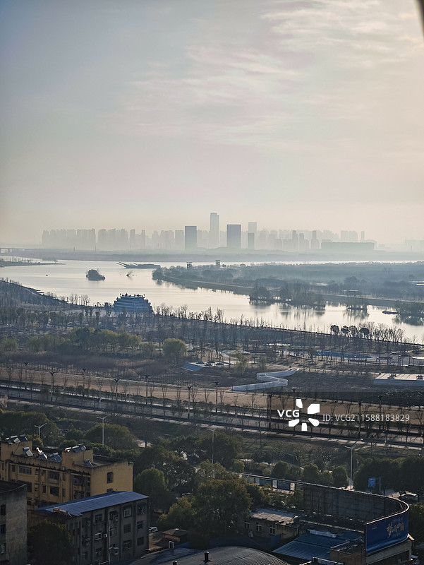 晨雾中的城市图片素材