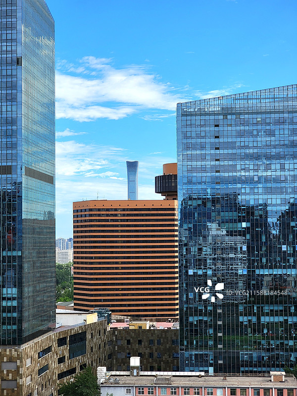 中国北京市亮马桥，昆仑饭店和中国尊图片素材