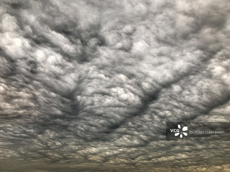 阴天天空中风暴云二次元云彩乌云天空之城的低角度视图图片素材