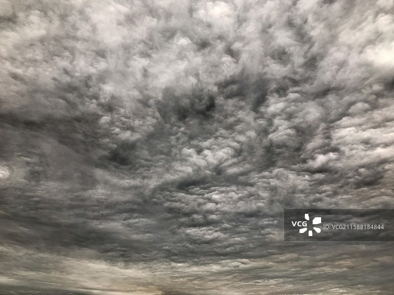 阴天天空中风暴云二次元云彩乌云天空之城的低角度视图图片素材