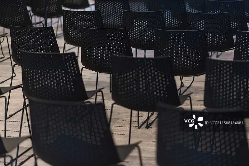 办公室会议室大量空椅子的高角度视图图片素材