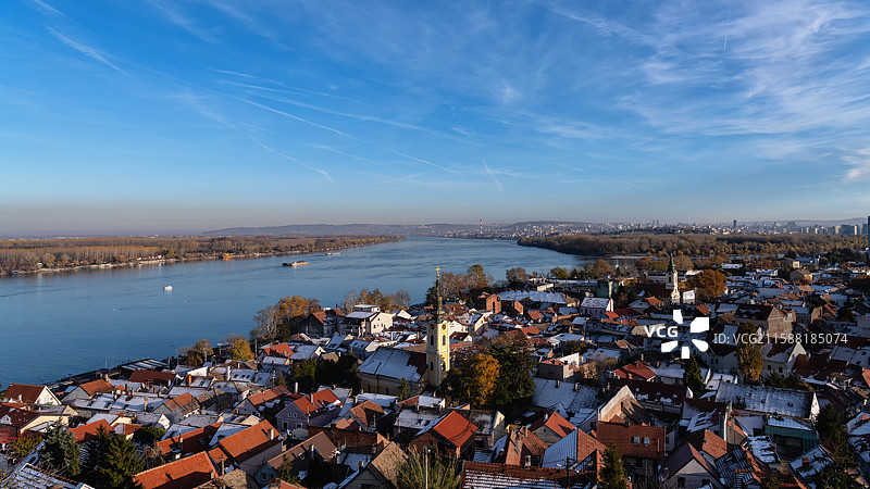 多瑙河畔泽蒙小镇的雪后景色图片素材