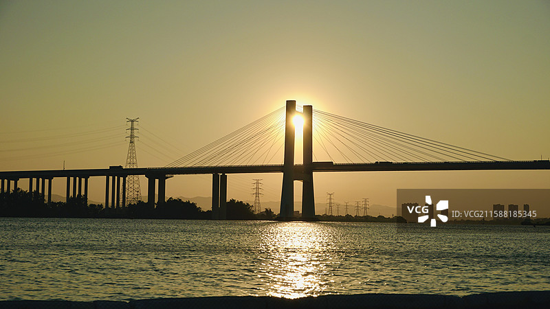 日落时的吊桥剪影图片素材
