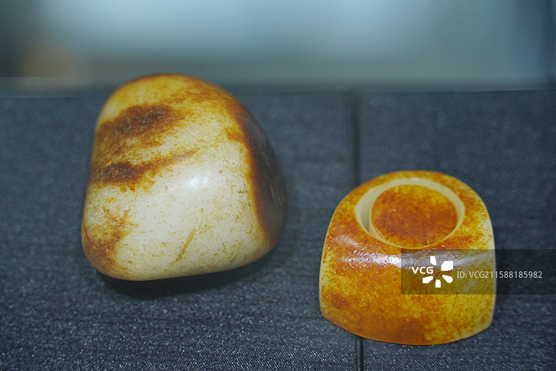 中国国际展览中心海名北京珠宝展出的新疆和田玉籽料原石枣红皮洒金皮白玉扳指图片素材