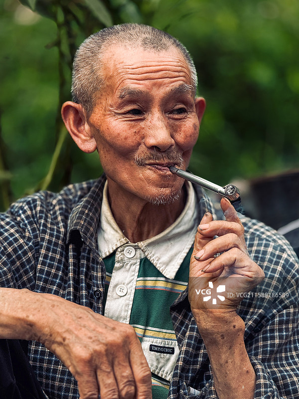 高庙古镇    抽烟的老人图片素材