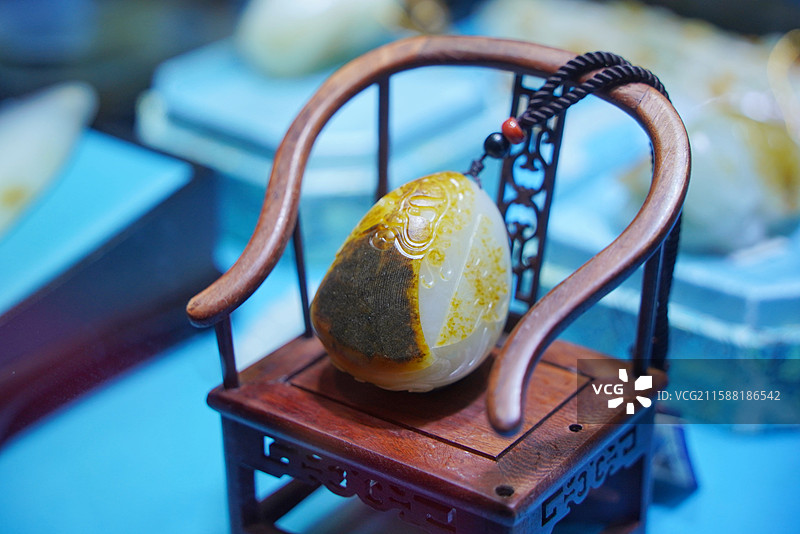 中国国际展览中心海名北京珠宝展出的新疆和田玉籽料洒金皮聚黑皮独籽原石玉雕京剧脸谱张飞关公把件吊坠图片素材