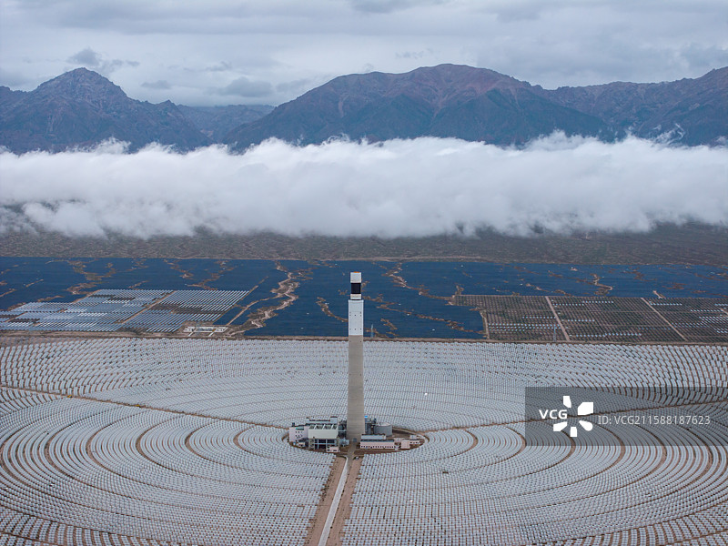 青海海西德令哈，亚洲最大的熔盐塔式储能发电站图片素材