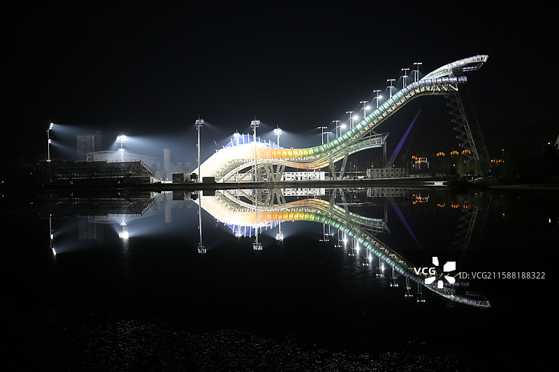 北京冬奥会首钢滑雪大跳台灯光秀，仿佛水晶鞋。图片素材