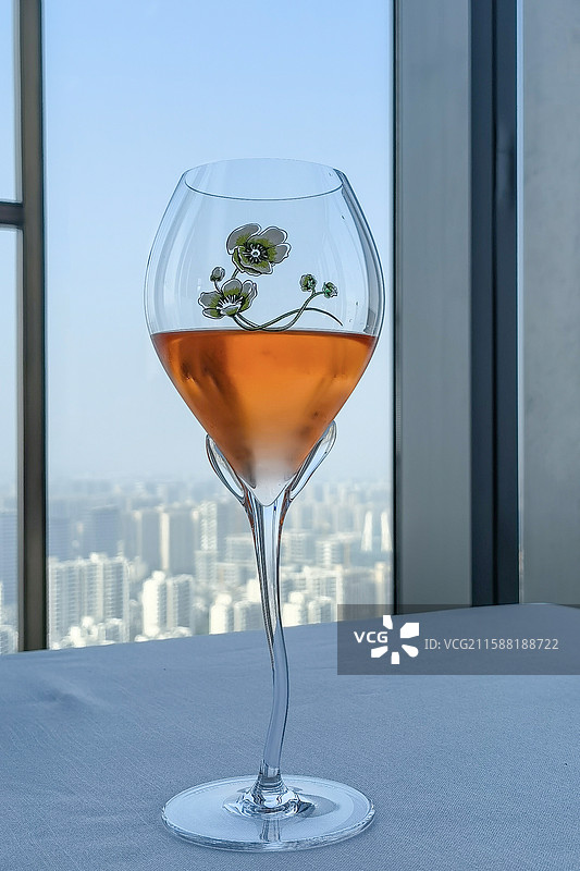 透过高脚杯看繁华都市图片素材