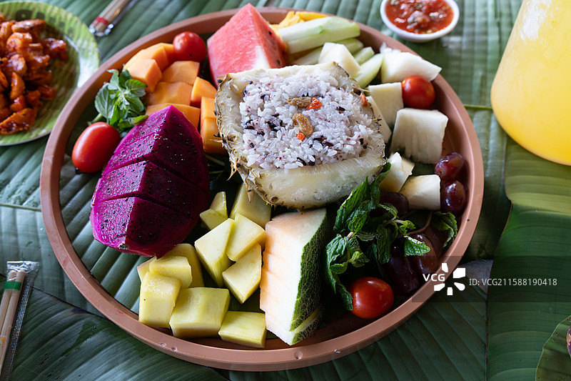 多彩水果与菠萝饭拼盘图片素材