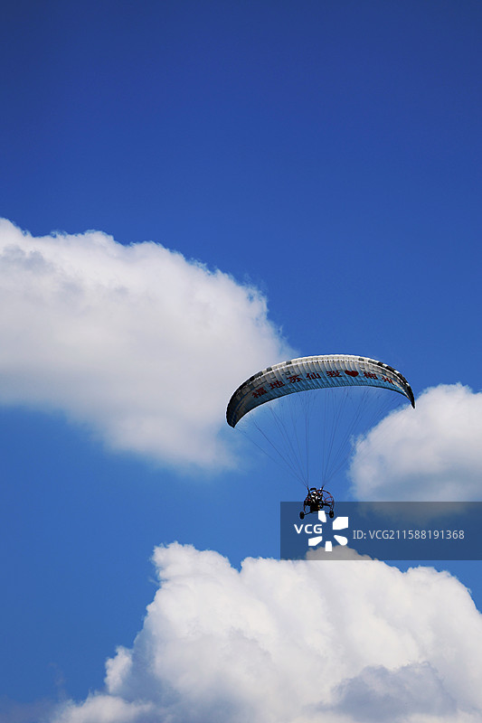 蓝天与滑翔伞图片素材
