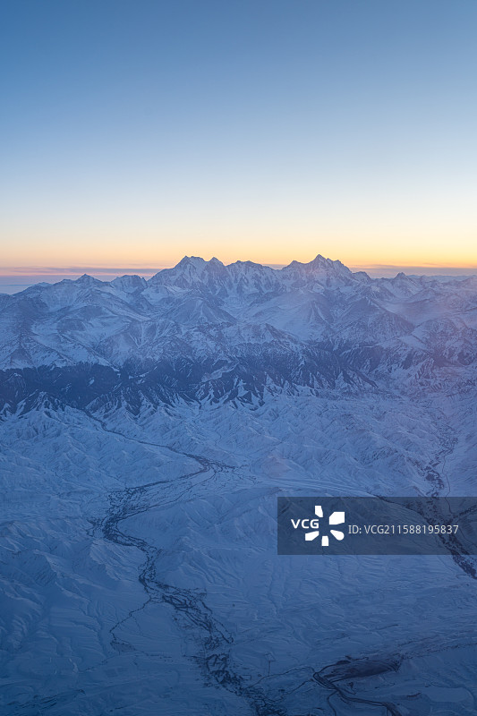 新疆博格达峰 天山山脉 航拍日落图片素材