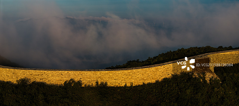 夕阳下样边长城就像一条金色的巨龙被云雾包裹图片素材