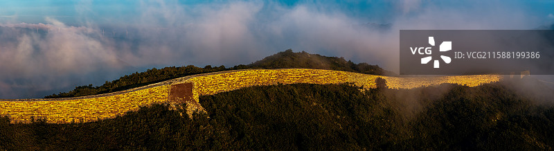夕阳下样边长城就像一条金色的巨龙被云雾包裹图片素材