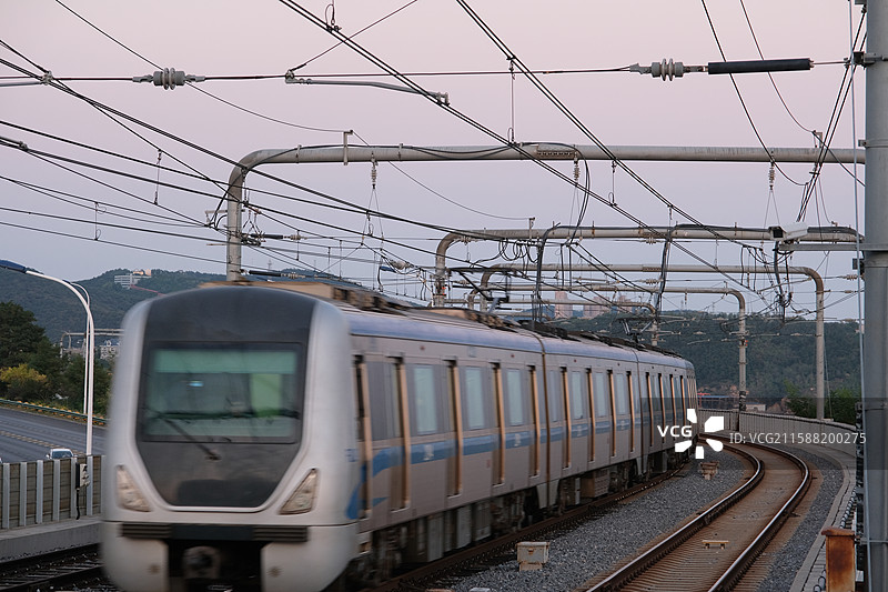 大连旅顺海上列车-夕阳下的地铁站台图片素材