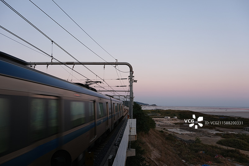 大连旅顺海上列车-夕阳下的地铁站台图片素材