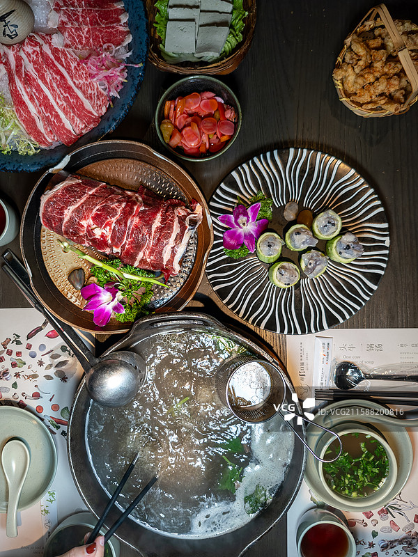 丰盛美味的中式火锅图片素材