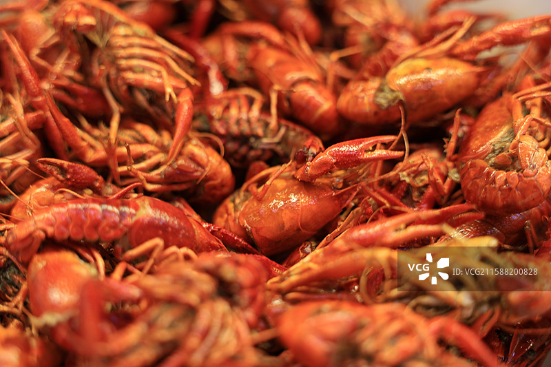 餐桌上盆里的麻辣小龙虾特写镜头图片素材