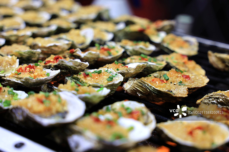 夜市烧烤架上的烤生蚝图片素材