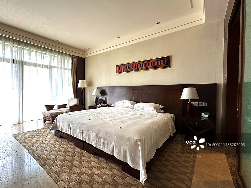 豪华度假复古酒店居家住宅卧室内部空间黎族装饰画海南三亚亚龙湾度假酒店图片素材