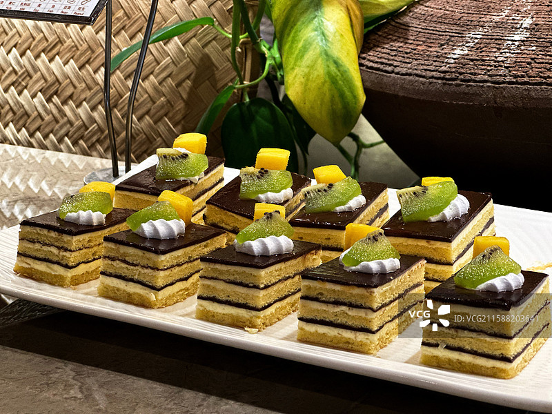 新鲜烘培的各种水果口味的精致小蛋糕现代化酒店自助餐厅上新菜色特色小吃美食背景图片素材