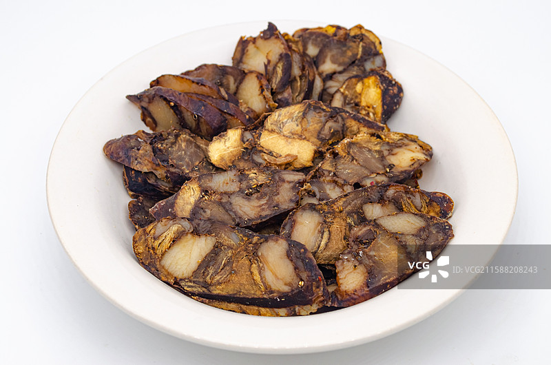 中国传统美食饮食产业影棚拍摄主题，一盘子切片食物，山东莱芜香肠，猪肉香肠腊肠，室内无人图像摄影图片素材