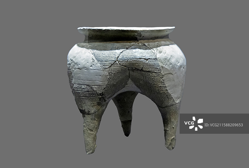 湖北省武汉博物馆“武汉古代历史陈列”：绳纹瘪裆灰陶鬲【西周，新洲区香炉山出土】图片素材