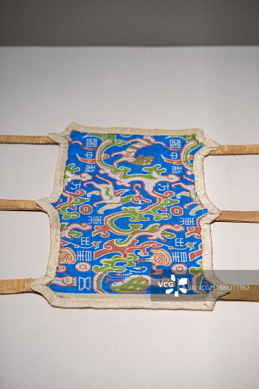 和田博物馆-东汉晚期至三国-尼雅遗址-“五星出东方利中国”-锦护膊（复制品）图片素材