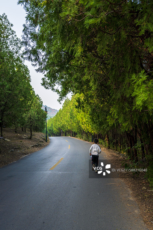 山间道路上奔跑的儿童图片素材