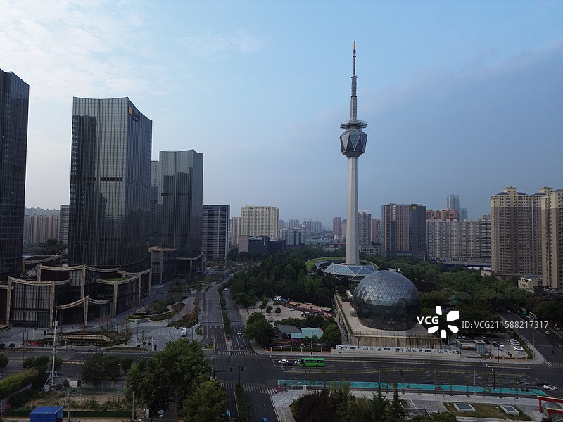 无人机航拍西安广播电视塔，陕西自然博物馆图片素材