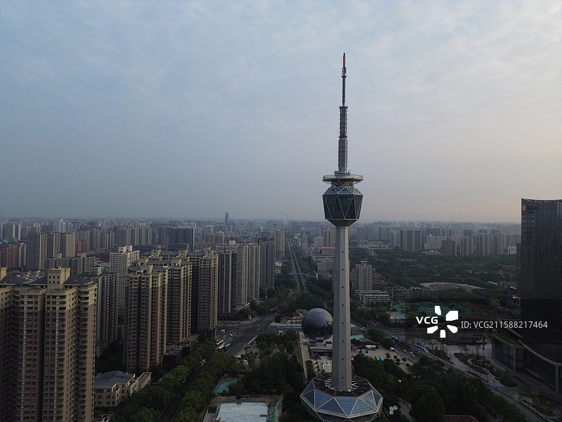 无人机航拍西安广播电视塔，陕西自然博物馆图片素材