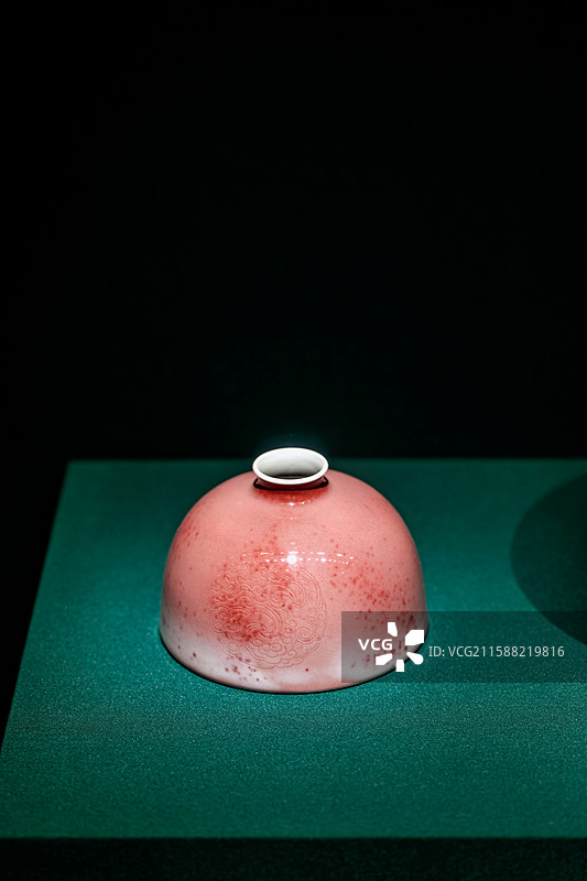 南京博物院特展《盛世华彩》- 豇豆红釉锥刻团花璃龙纹太白尊（康熙）图片素材