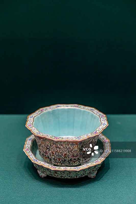 南京博物院特展《盛世华彩》- 粉彩万福宝相纹葵花式带托花盆（乾隆）图片素材