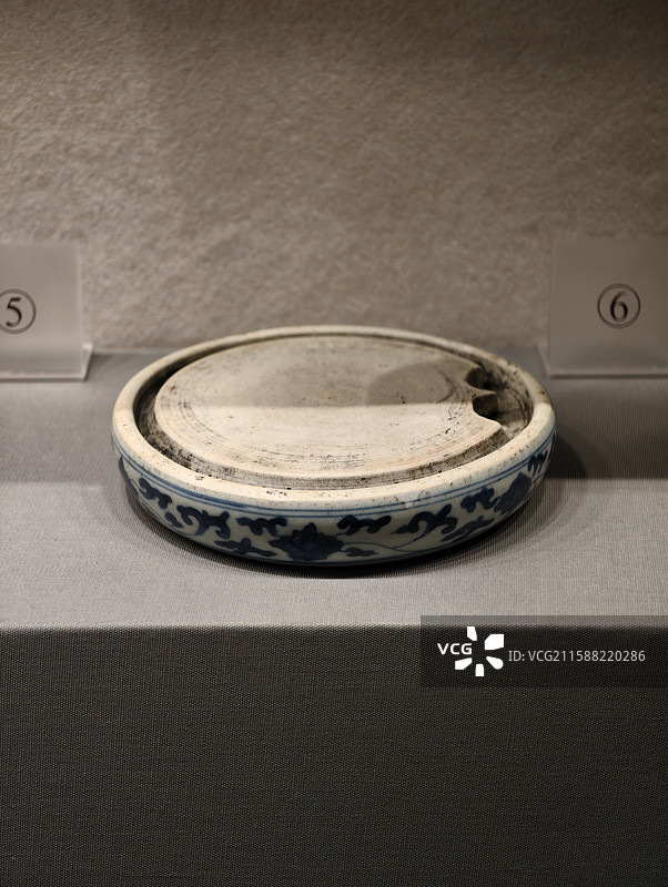 广西壮族自治区博物馆明万历辟雍式青花缠枝莲纹砚图片素材