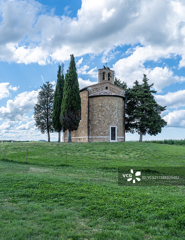 意大利托斯卡纳丝柏树麦田草场小耳朵教堂图片素材