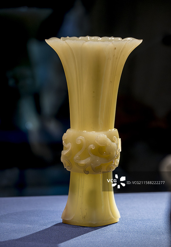 上海博物馆东馆展出文物——黄玉玉觚图片素材
