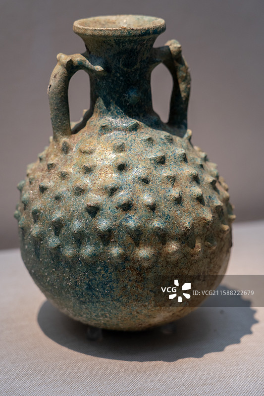 深圳博物馆，伊朗公元1-3世纪蓝绿釉双耳壶图片素材