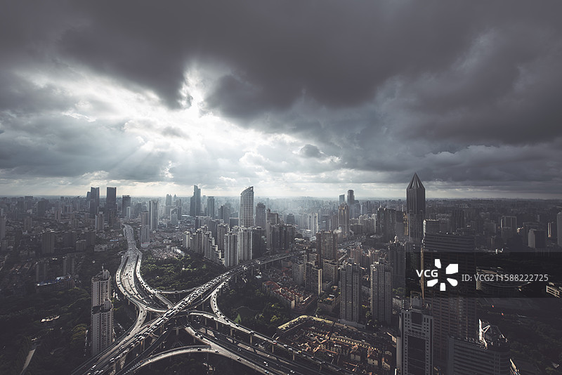 上海南北高架延安路高架交叉十字路口交通枢纽市中心k11视角上帝光丁达尔效应多云日光光线光束照射图片素材