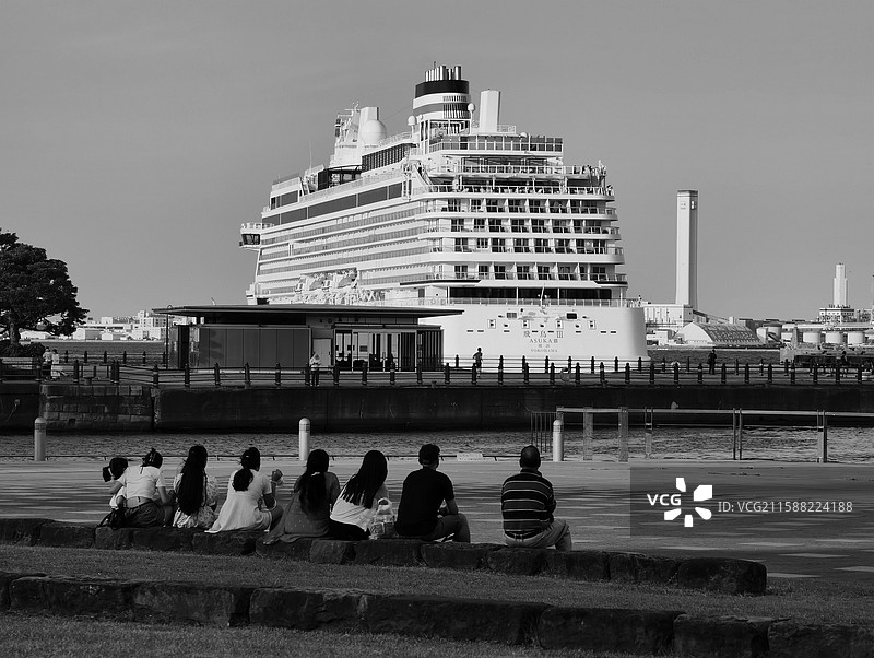 横滨港的人与邮轮图片素材