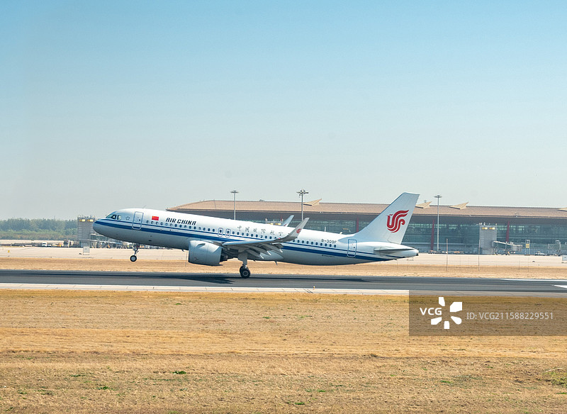 中国国际航空飞机停于首都机场跑道，准备起飞。图片素材