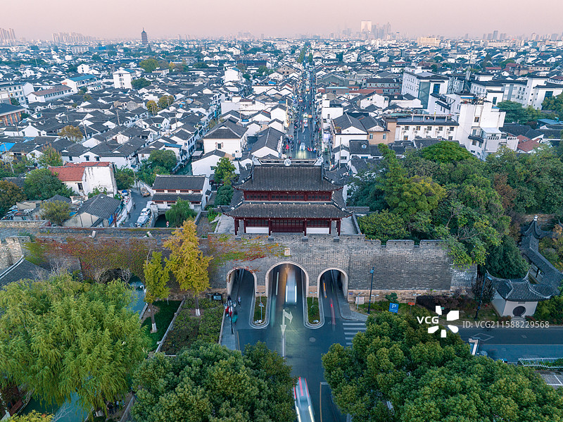 苏州阊门北码头山塘街，传统建筑与现代高楼相映成趣，新旧交融的城市美景。图片素材