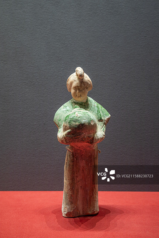 唐三彩女立俑 唐·开元十四年 武威市博物馆，1997年武威市凉州区高坝镇高坝村二队翟舍集墓出土图片素材