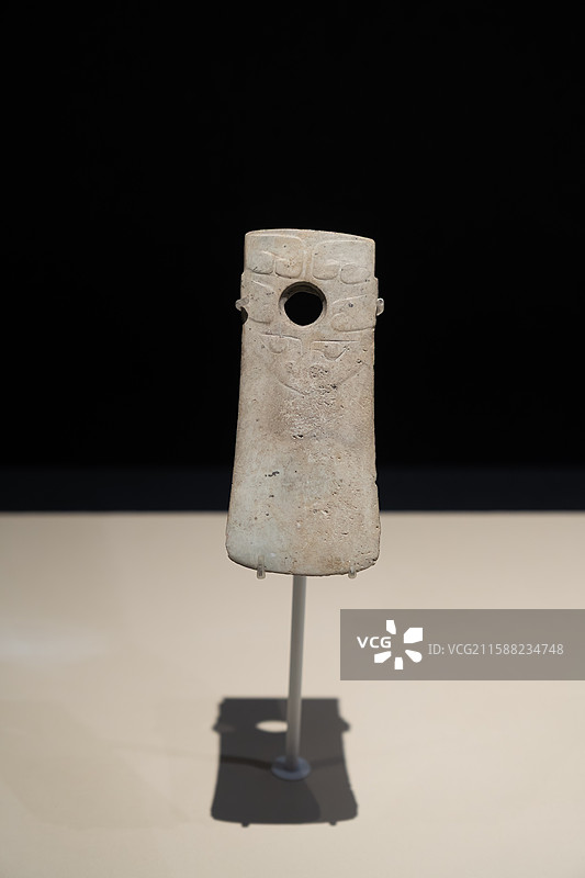 白玉兽面纹钺，商（公元前1600~前1046年），河南罗山县莽张乡出土，河南博物院藏图片素材