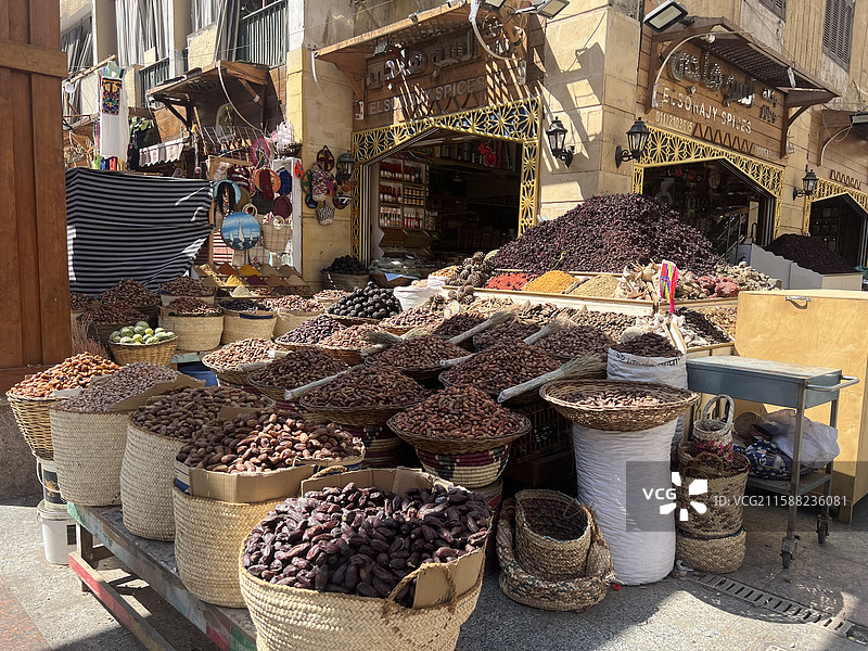 2025年2月13日 埃及阿斯旺传统中东市场香料特产物品图片素材