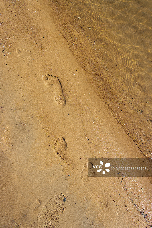 沙滩上的清晰脚印图片素材