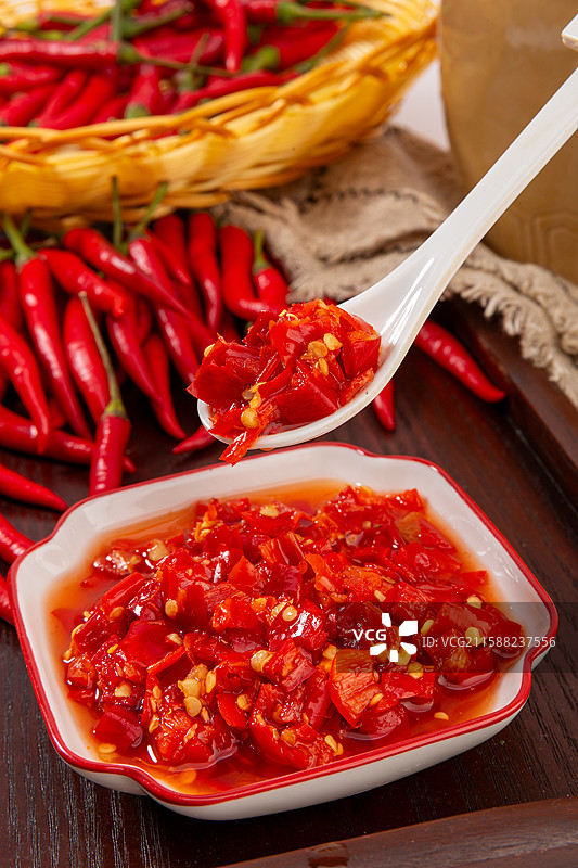 一碟剁椒酱小料特写图片素材